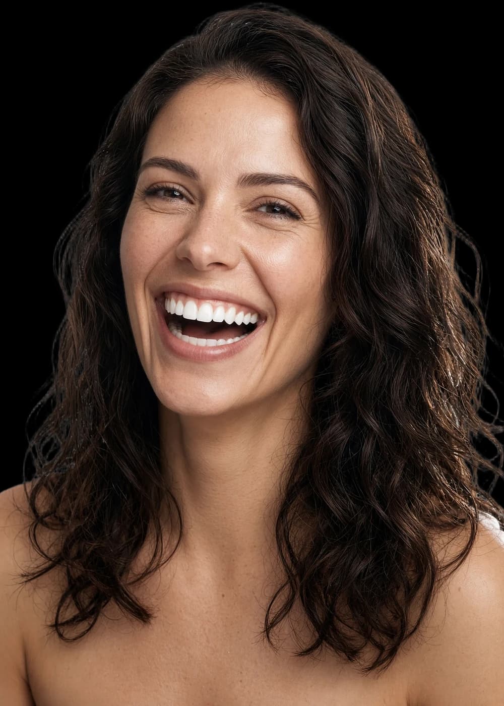 Donna di 32 anni che ride con denti allineati dopo Invisalign