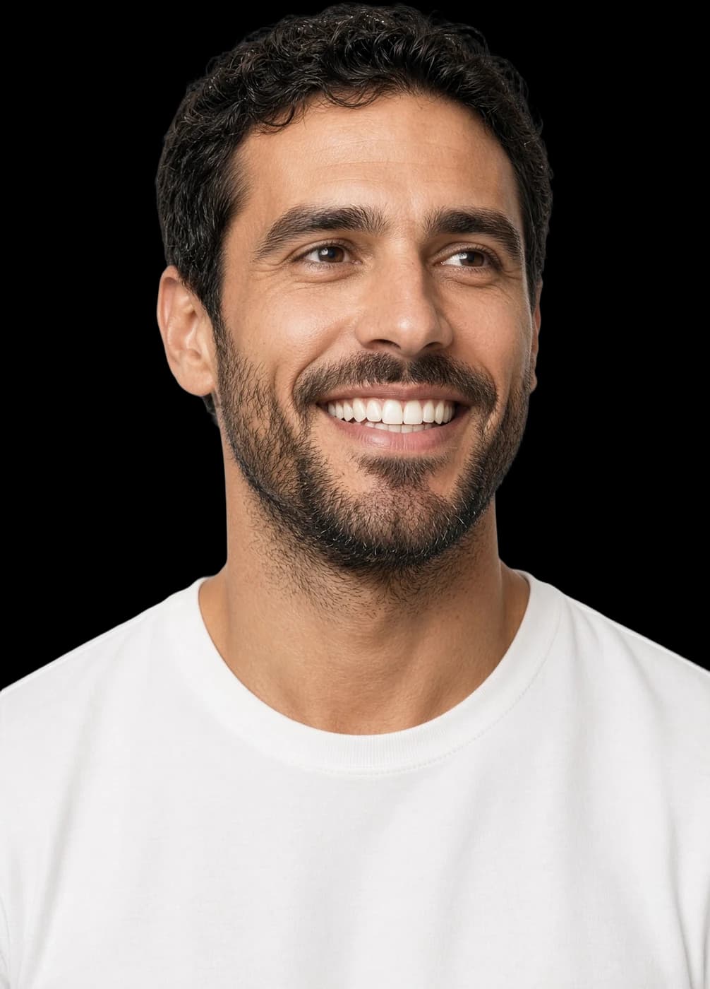 Uomo di 36 anni con barba che sorride, denti dritti e bianchi
